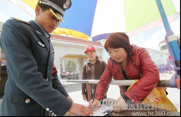 在小区出入时，悦访客，访客机登记访客信息跟手工登记哪个好?