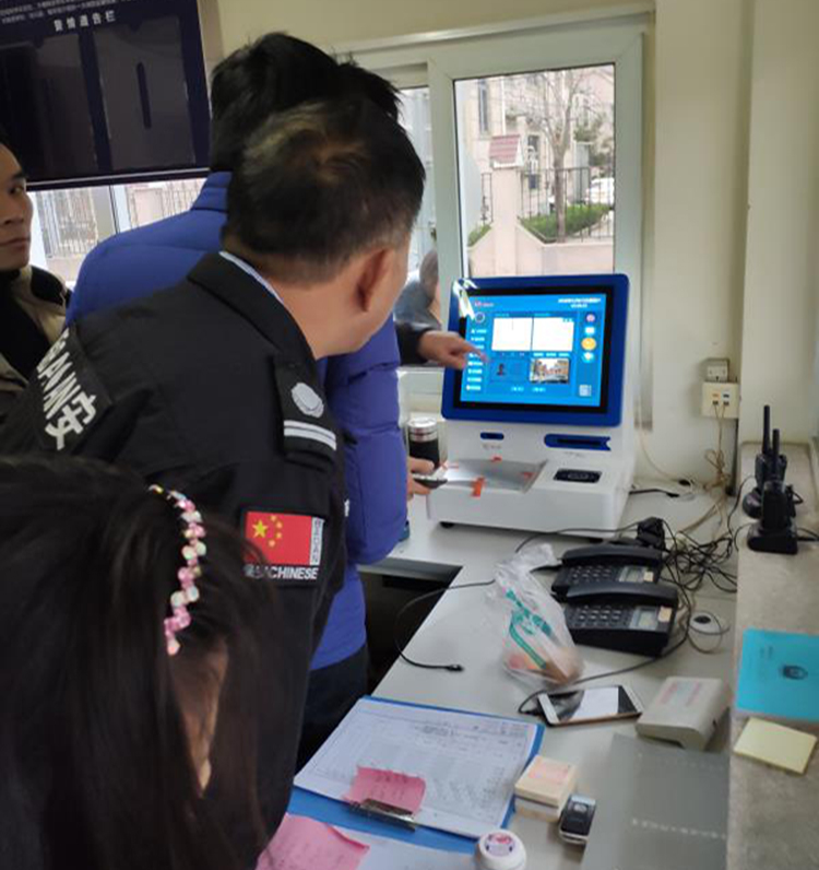 在小区出入时，悦访客，访客机登记访客信息跟手工登记哪个好?